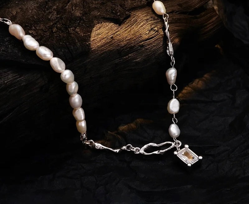 Necklace with pearls and zircon.
