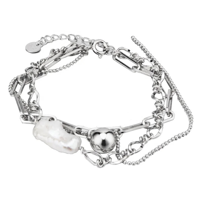 Bracelet with baroque pearl and chains.