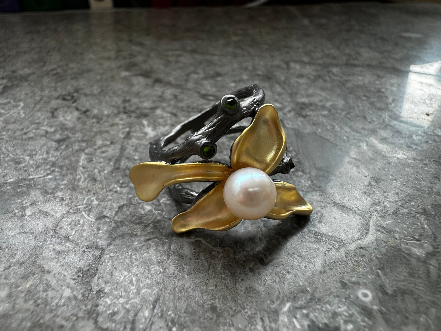 Silver gold 18k plated ring with freshwater pearl and diopsides