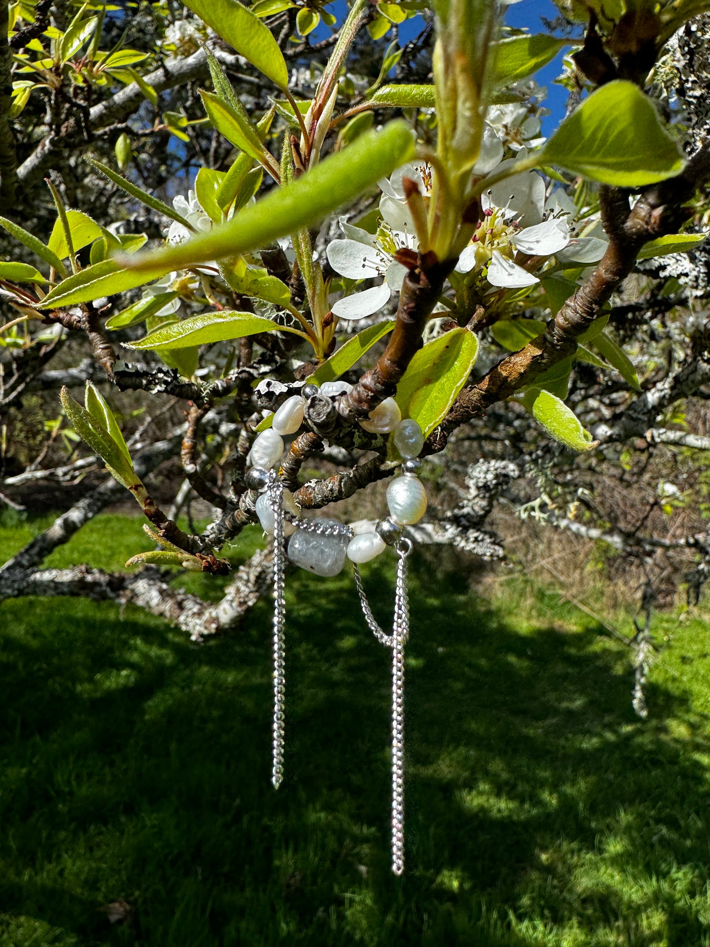 Pearl ring with chain and amazonite stone.