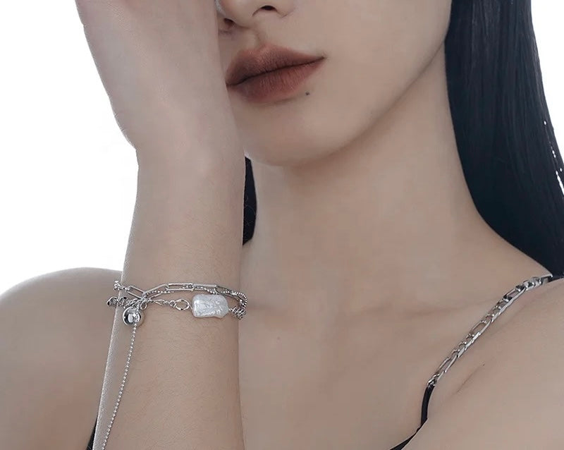 Bracelet with baroque pearl and chains.