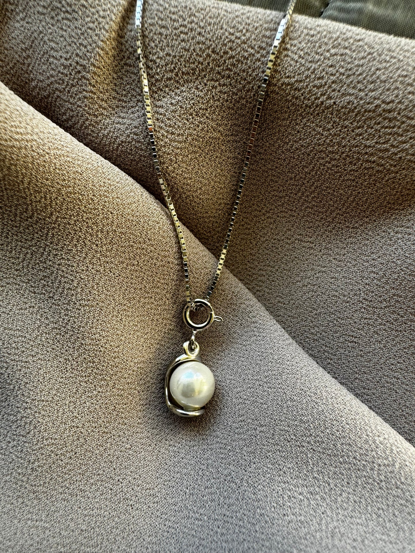 Silver necklace with natural pearl.