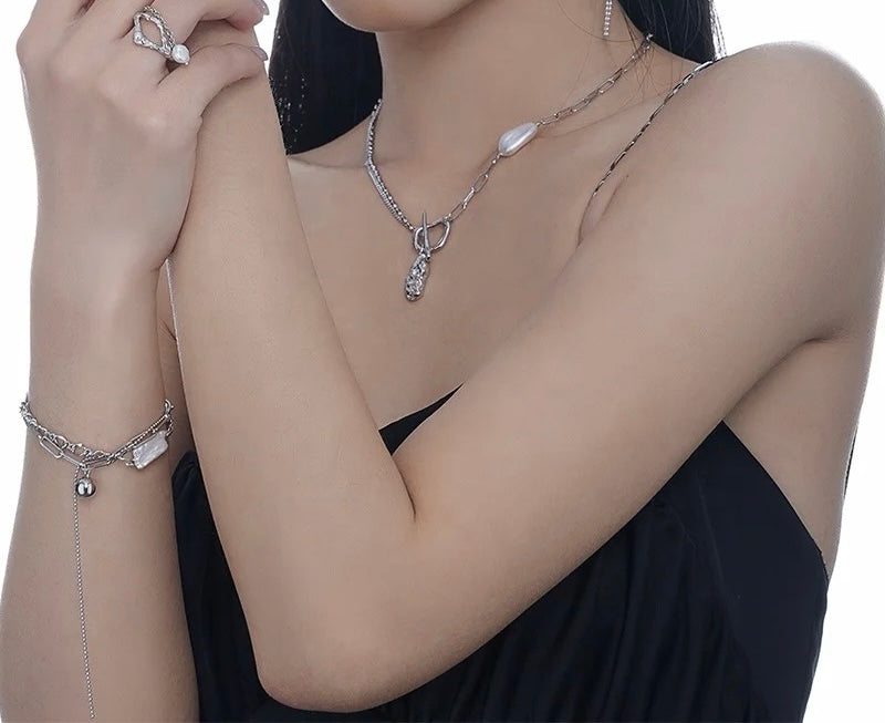 Bracelet with baroque pearl and chains.