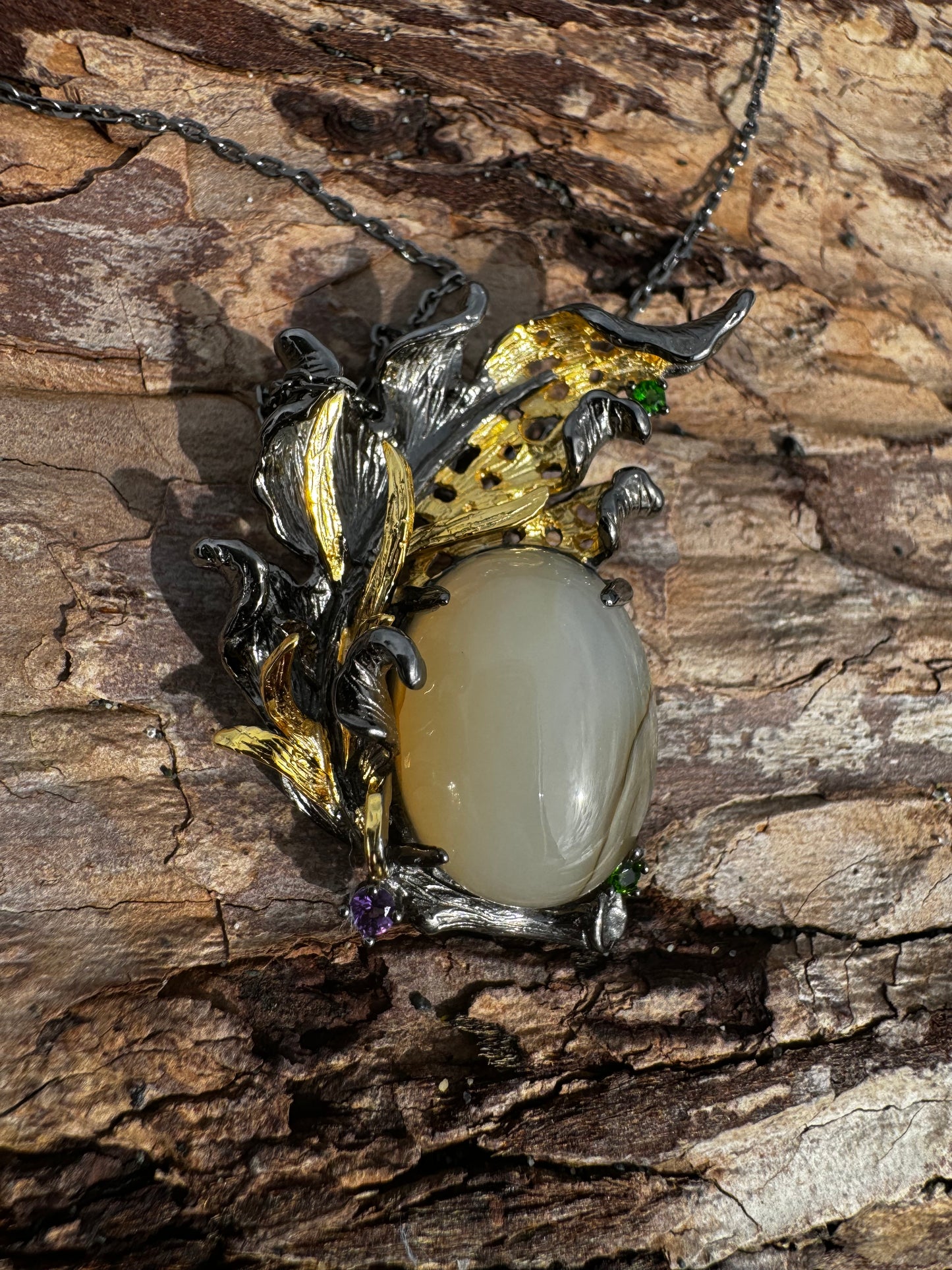 Necklace with marine chalcedony