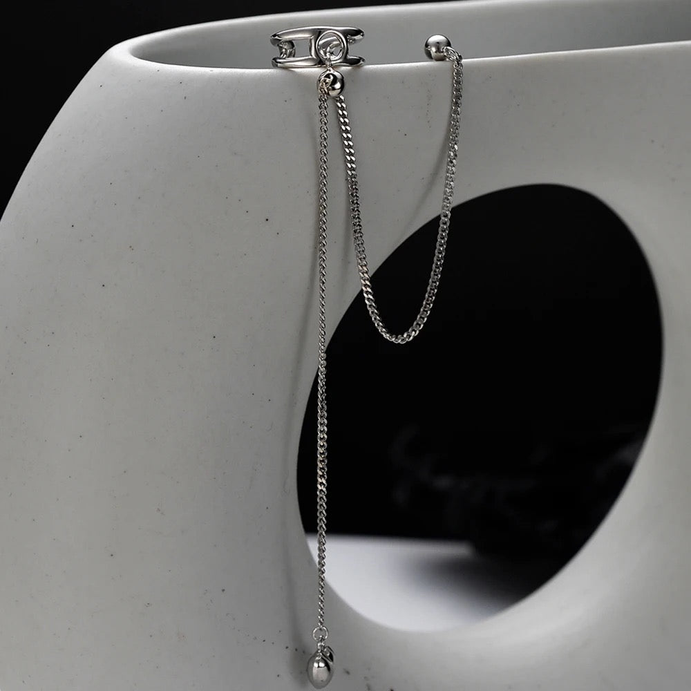Earring with chain and heart (one piece).