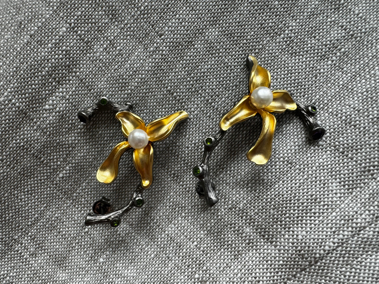 Flower earrings with pearls, amethysts and diopsides