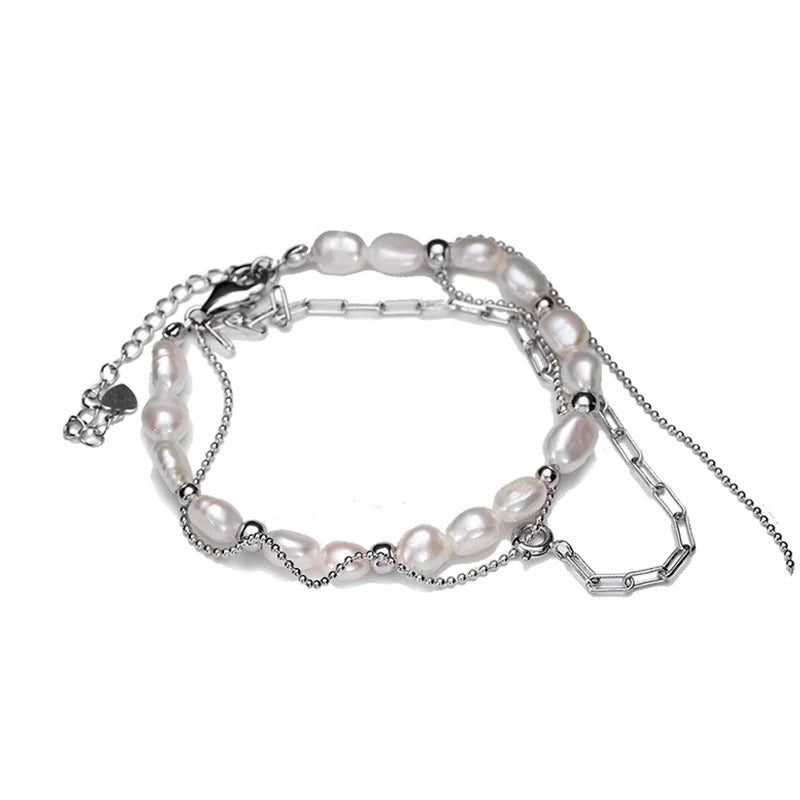 Bracelet with pearls and chain.