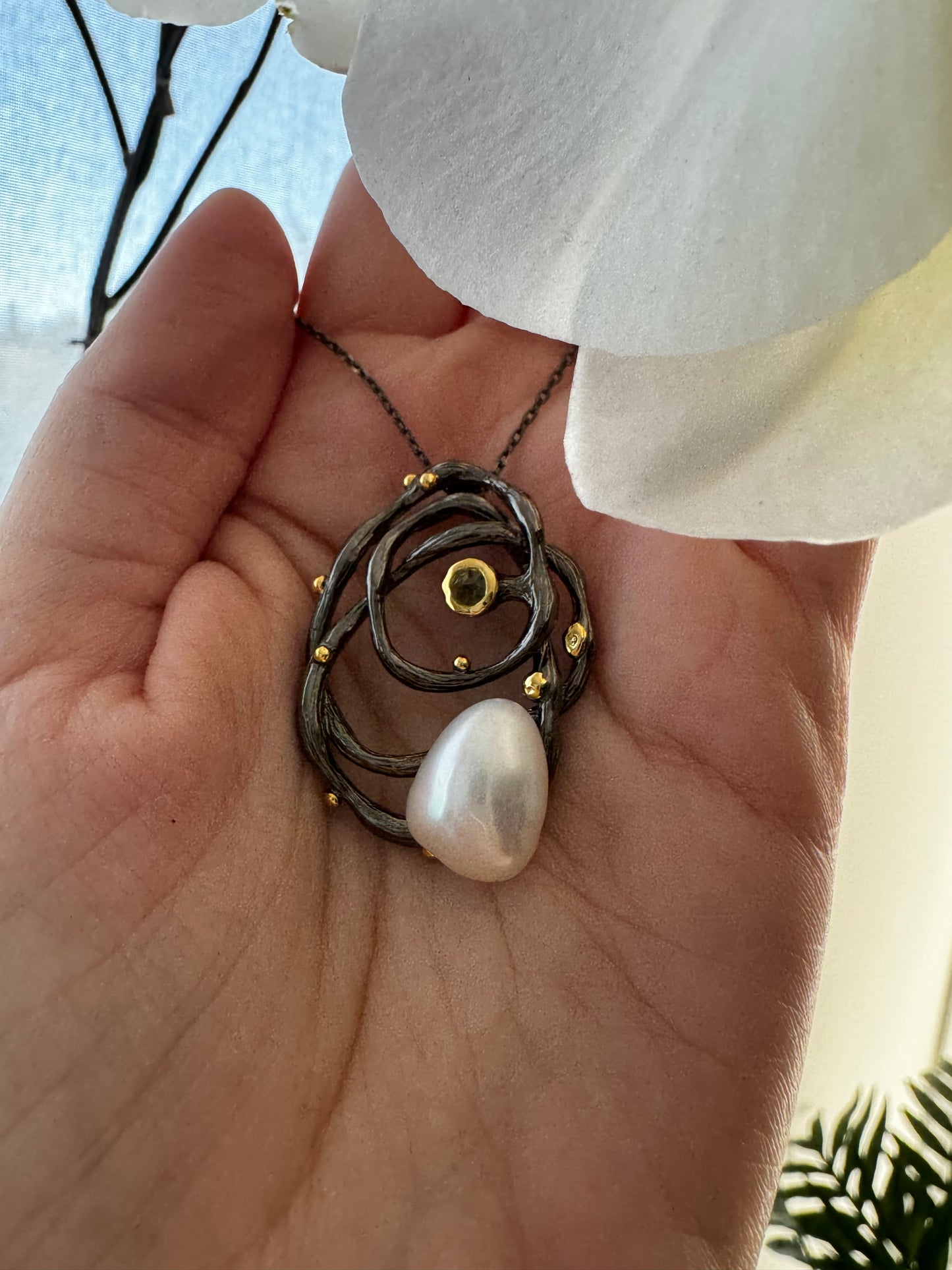 Pendant necklace with baroque pearl and peridot