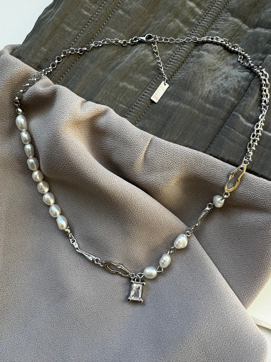 Necklace with pearls and zircon.