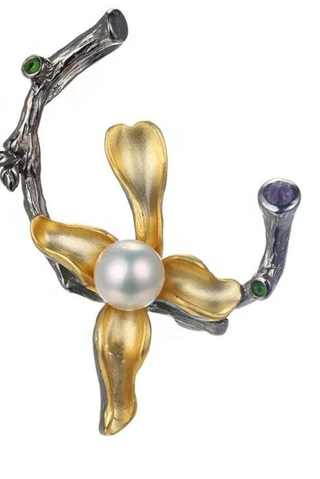 Flower pendant necklace with pearl