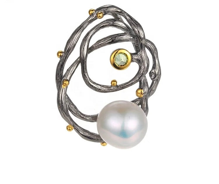 Pendant necklace with baroque pearl and peridot