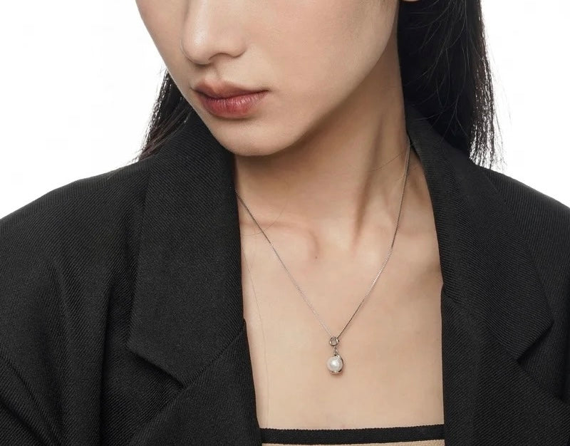 Silver necklace with natural pearl.