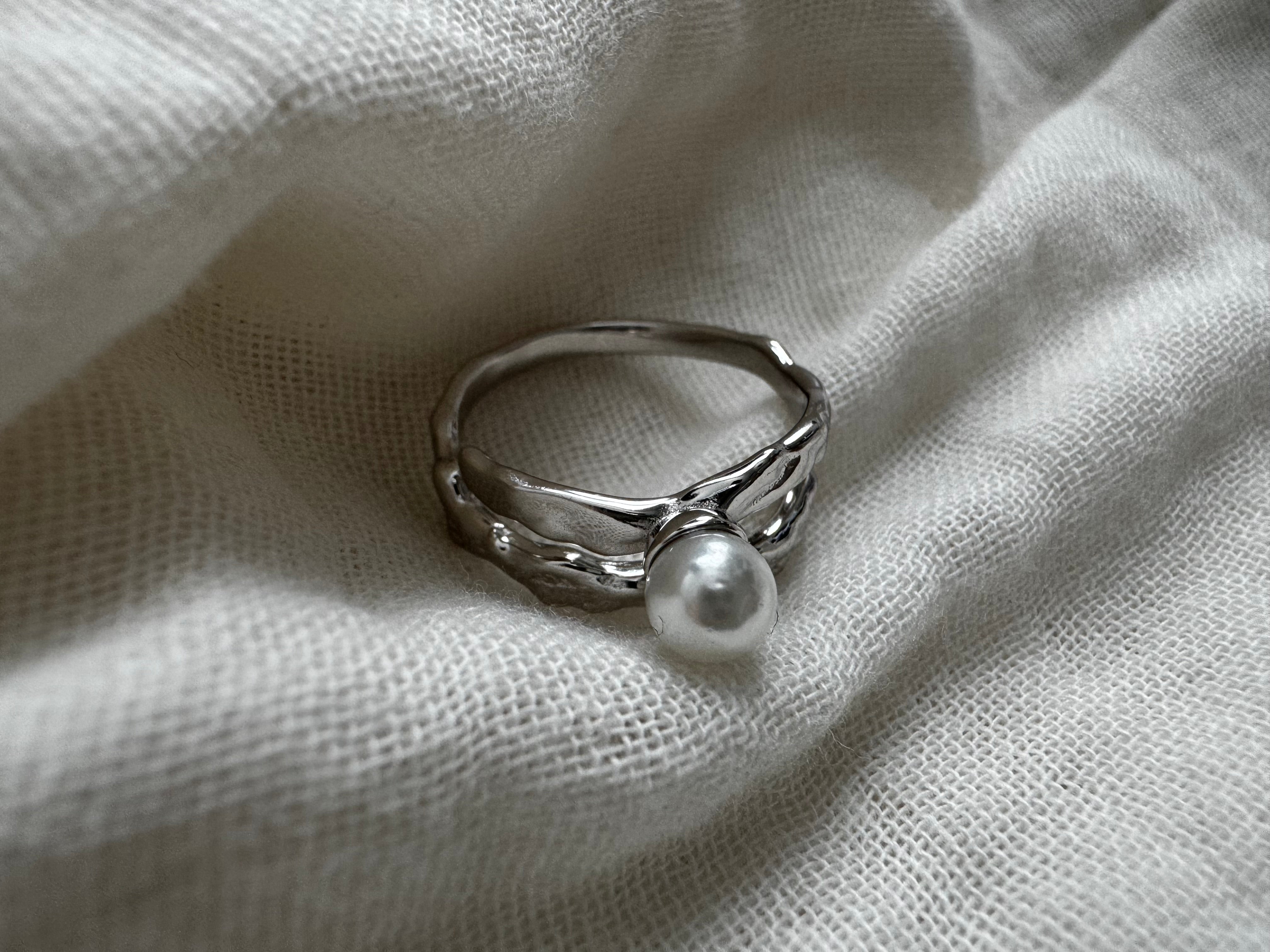 Silver ring with pearl. – mezs