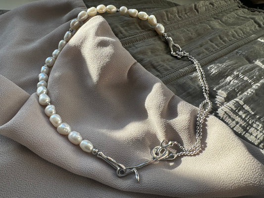 Silver necklace with natural pearls.